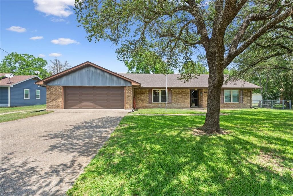 109 Hilltop Street, Riesel, TX 76682