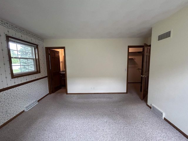 919 N Wuthering Hills Drive, Janesville, WI 53546