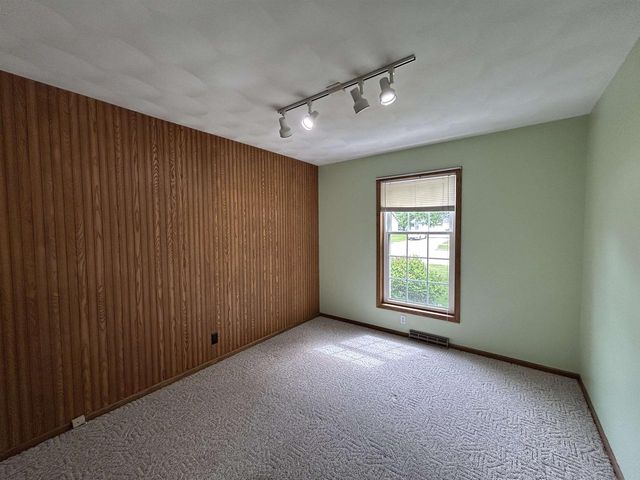 919 N Wuthering Hills Drive, Janesville, WI 53546