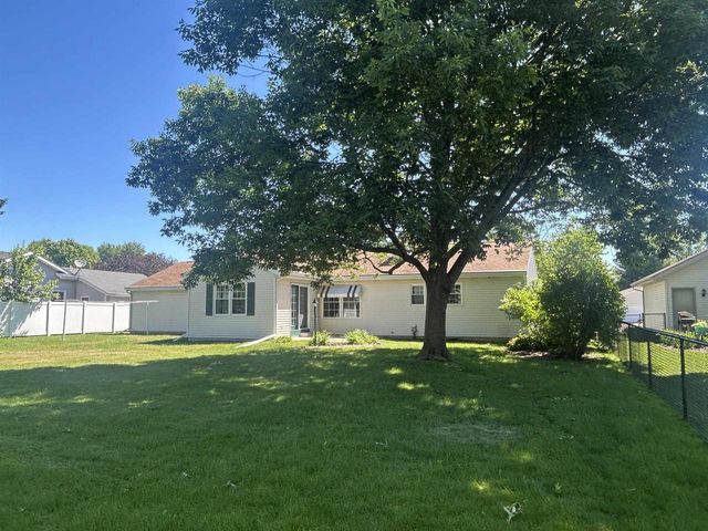 919 N Wuthering Hills Drive, Janesville, WI 53546