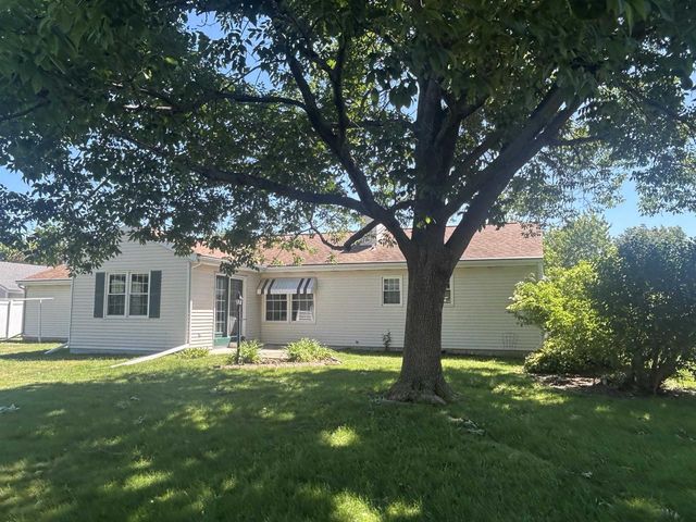 919 N Wuthering Hills Drive, Janesville, WI 53546