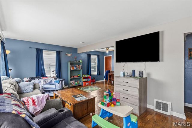 10812 Saint Francis Lane, St Louis, MO 63074