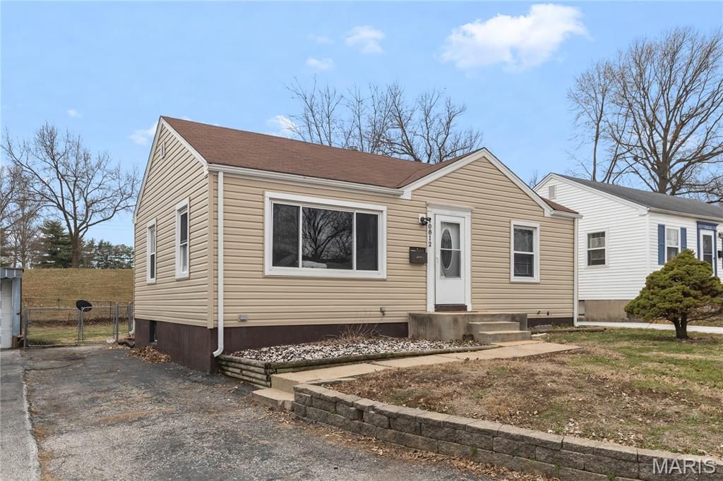 10812 Saint Francis Lane, St Louis, MO 63074