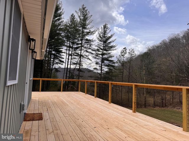 656 WILDLIFE DR, Lost City, WV 26810