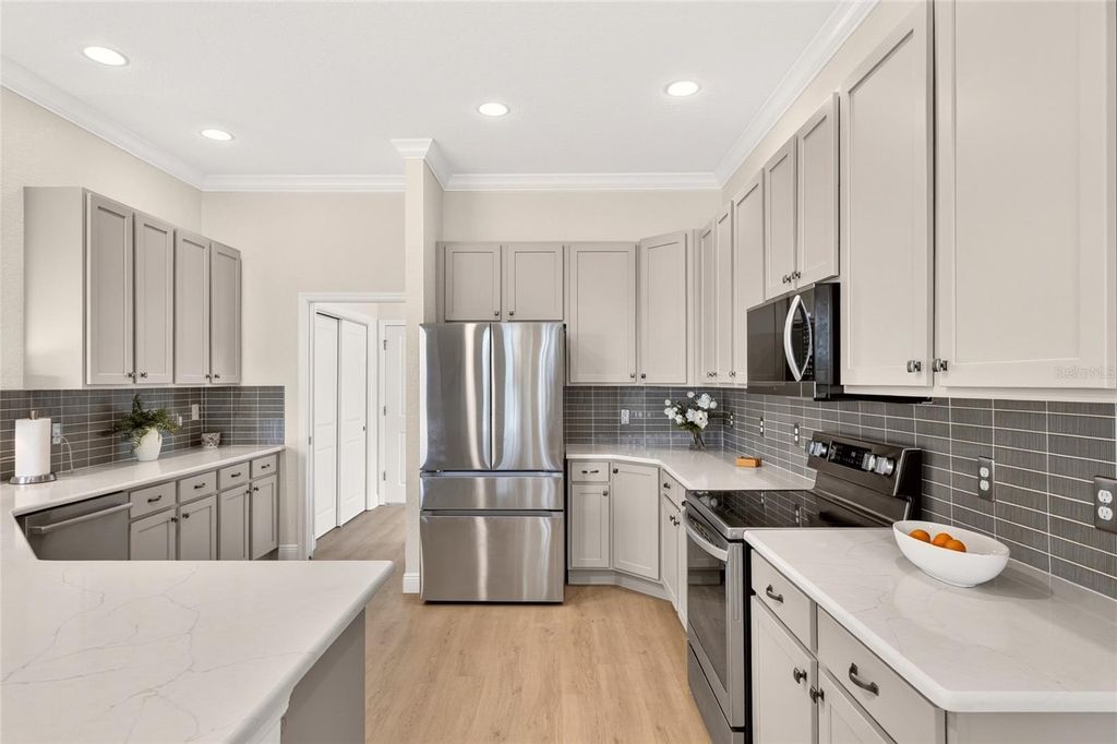 Image 18 of property listing at 10089 LAKE MIONA WAY, Oxford, FL 34484