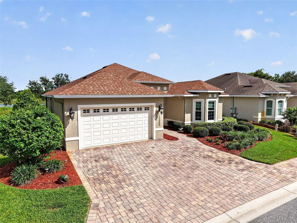 Image 4 of property listing at 10089 LAKE MIONA WAY, Oxford, FL 34484