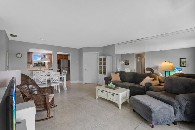 306 S Circle Dr S S 203, Boynton Beach, FL 33435