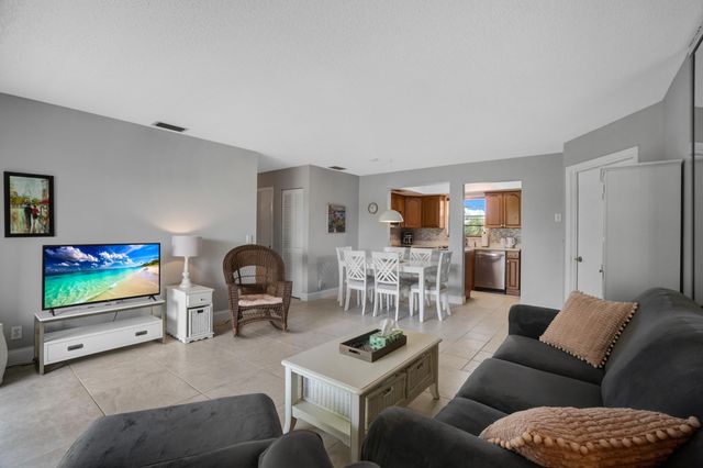 306 S Circle Dr S S 203, Boynton Beach, FL 33435