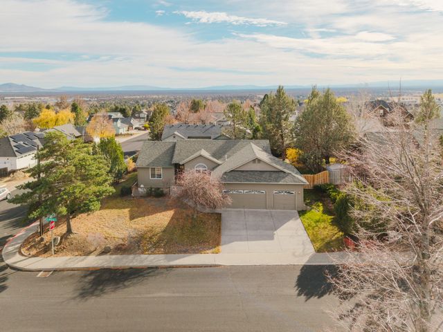 3734 SW Wickiup Place, Redmond, OR 97756