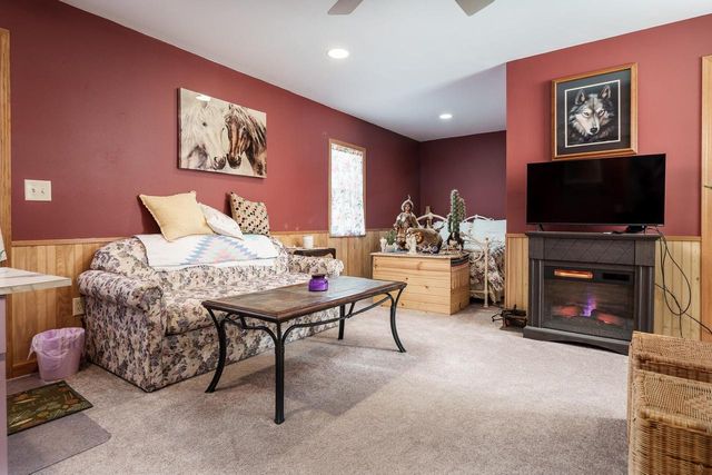 2200 W Memorial Drive, Janesville, WI 53548