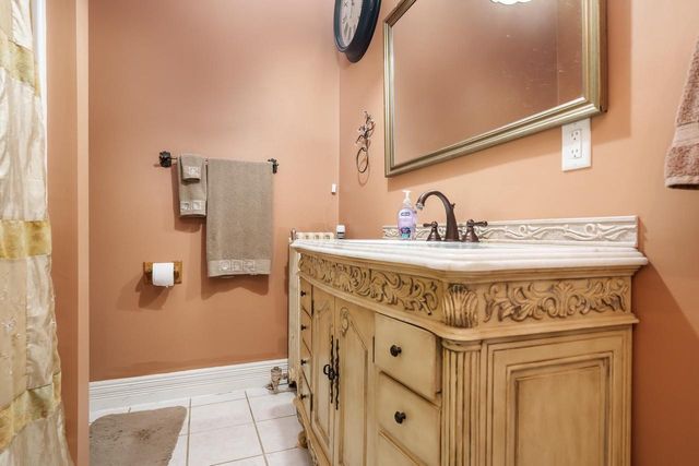 2200 W Memorial Drive, Janesville, WI 53548