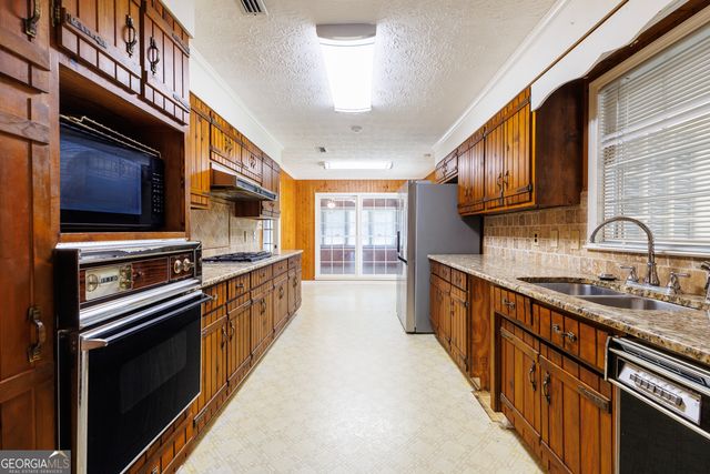 2243 Oakgrove Circle, Valdosta, GA 31602