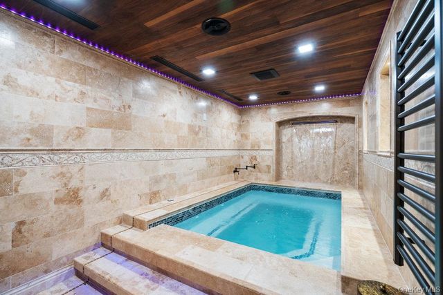 5 Coon Hollow Road, Lloyd Harbor, NY 11743