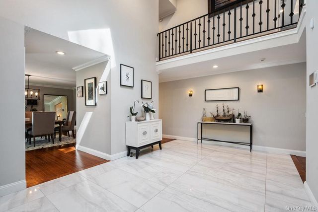 5 Coon Hollow Road, Lloyd Harbor, NY 11743