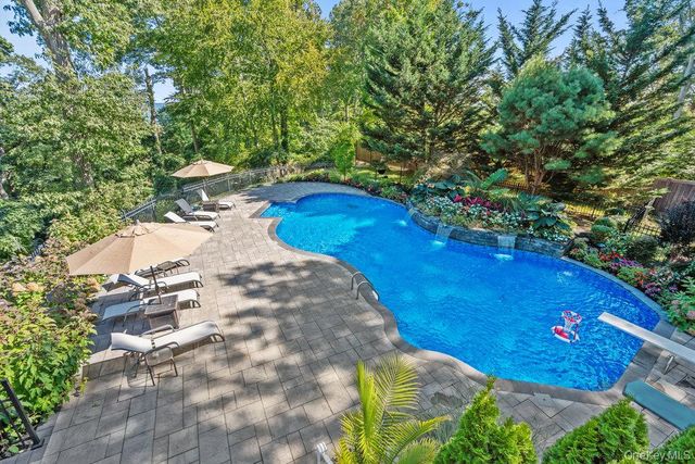 5 Coon Hollow Road, Lloyd Harbor, NY 11743