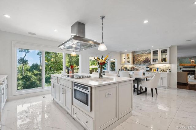 5 Coon Hollow Road, Lloyd Harbor, NY 11743