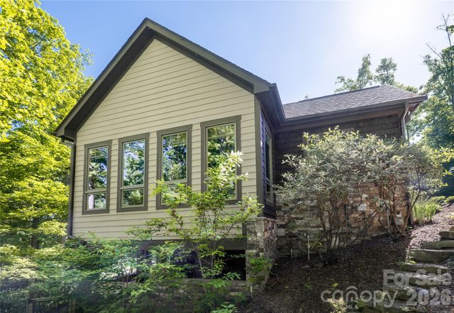 2 Cherokee Orchard Court, Fairview, NC 28730