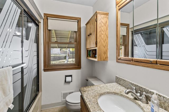 2869 Victoria Street N, Roseville, MN 55113