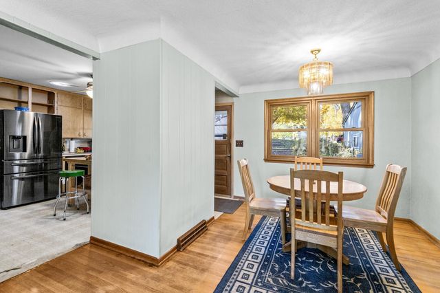 2869 Victoria Street N, Roseville, MN 55113