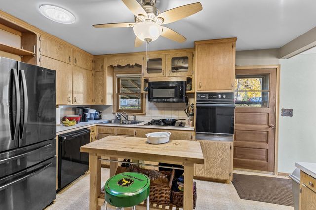 2869 Victoria Street N, Roseville, MN 55113