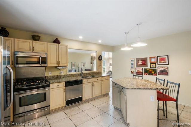 4723 Fairway Court, Waterford, MI 48328
