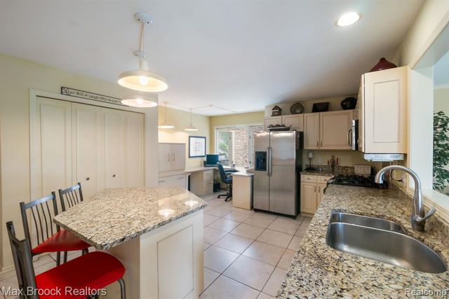 4723 Fairway Court, Waterford, MI 48328