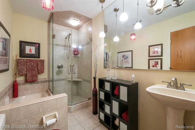 4723 Fairway Court, Waterford, MI 48328