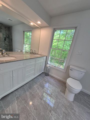 100 BLACKPOWDER LN, Fort Washington, MD 20744