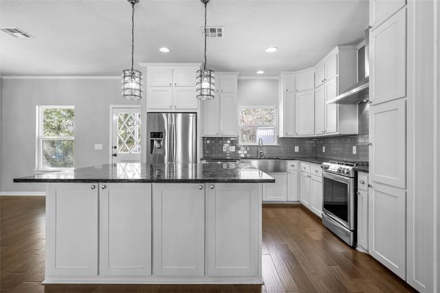 705 Lost Hunters Canyon, China Spring, TX 76633