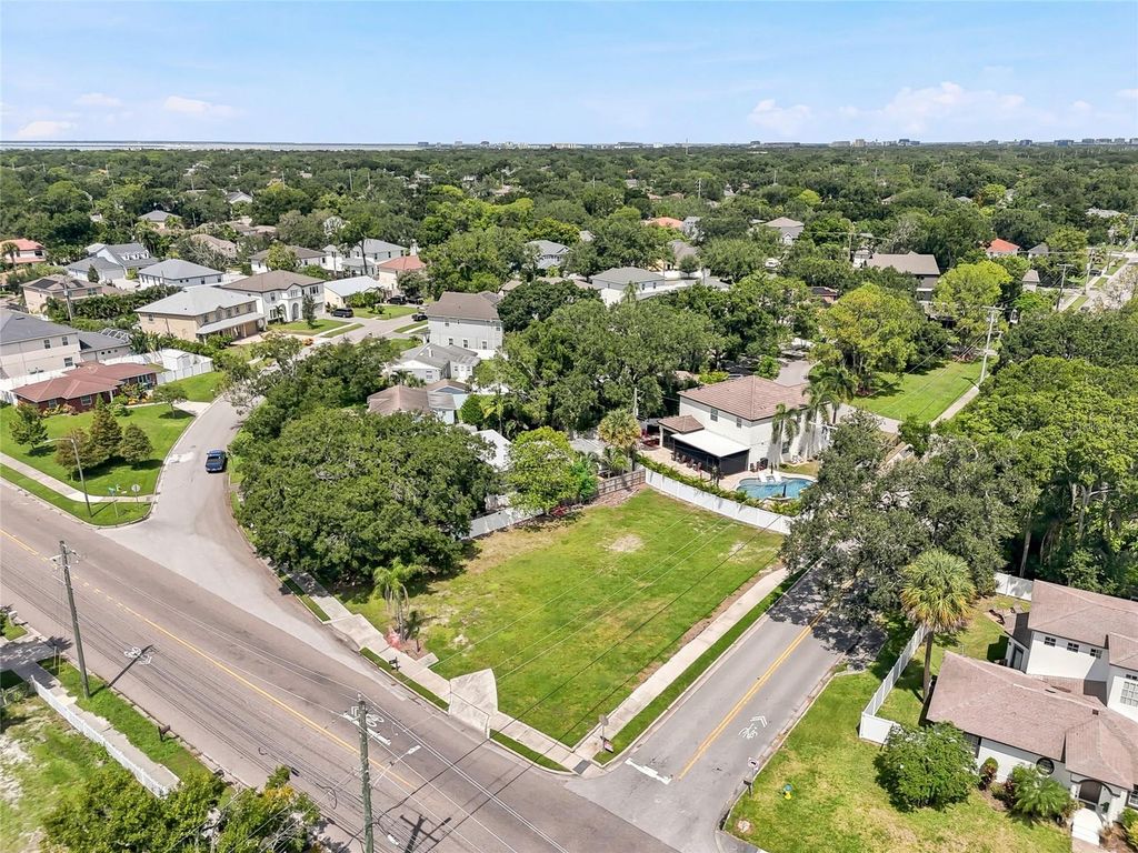 Image 12 of property listing at 3622 W TAMPA CIRCLE, Tampa, FL 33629