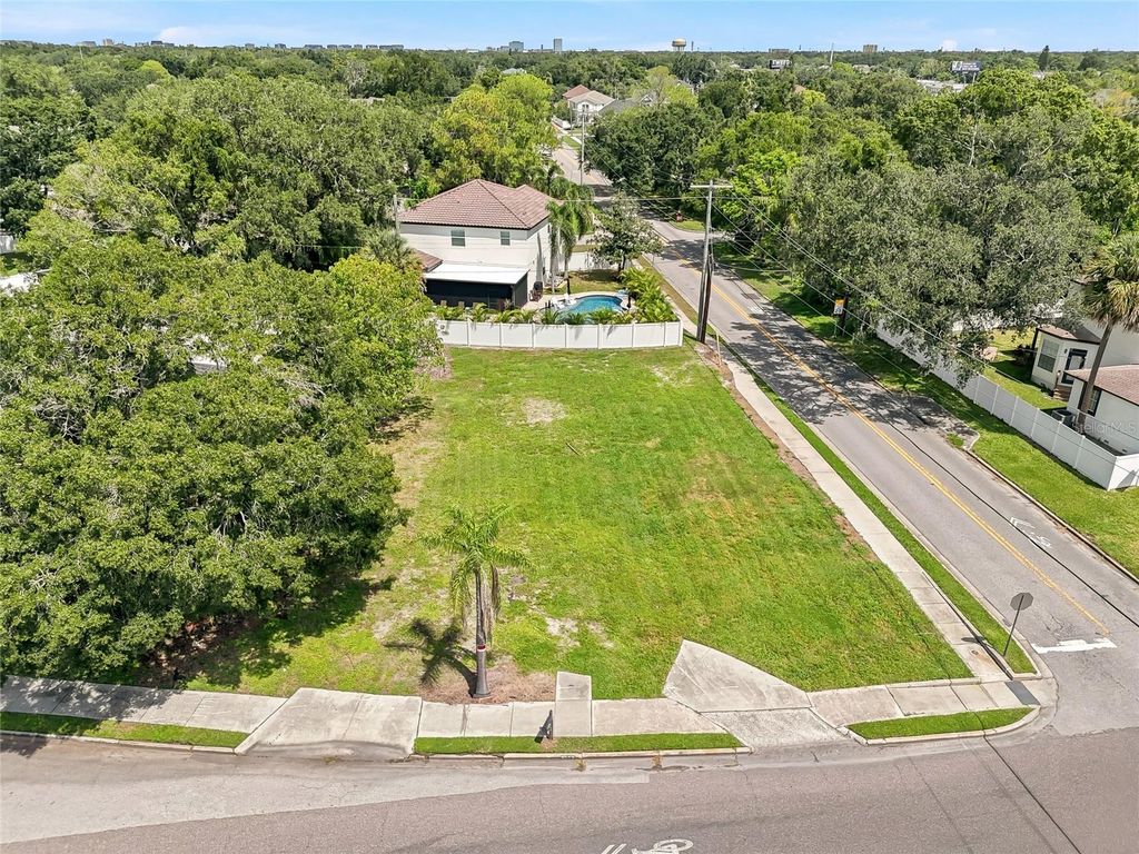 Image 13 of property listing at 3622 W TAMPA CIRCLE, Tampa, FL 33629