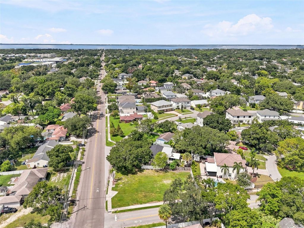 Image 5 of property listing at 3622 W TAMPA CIRCLE, Tampa, FL 33629