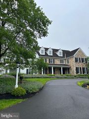 15 GREENBRIAR CIRCLE, Newtown, PA 18940