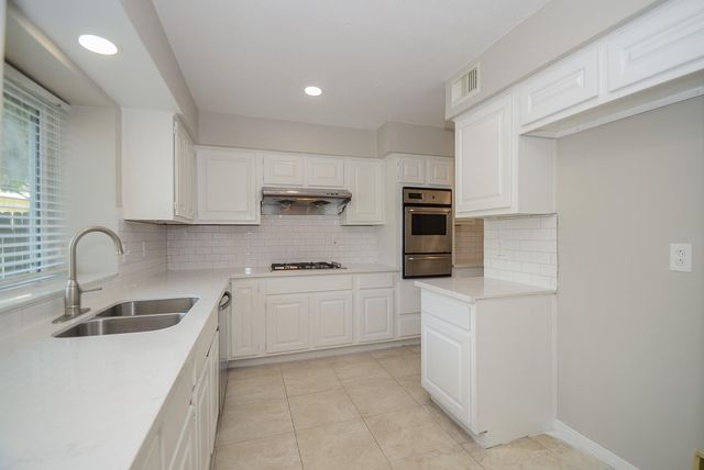 2819 Pineleaf Drive, Sugar Land, TX 77479