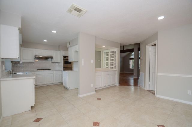 2819 Pineleaf Drive, Sugar Land, TX 77479