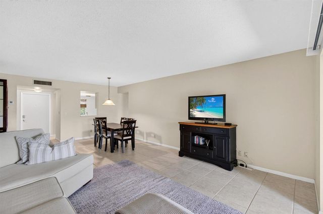 6600 S Oriole Boulevard, Delray Beach, FL 33446