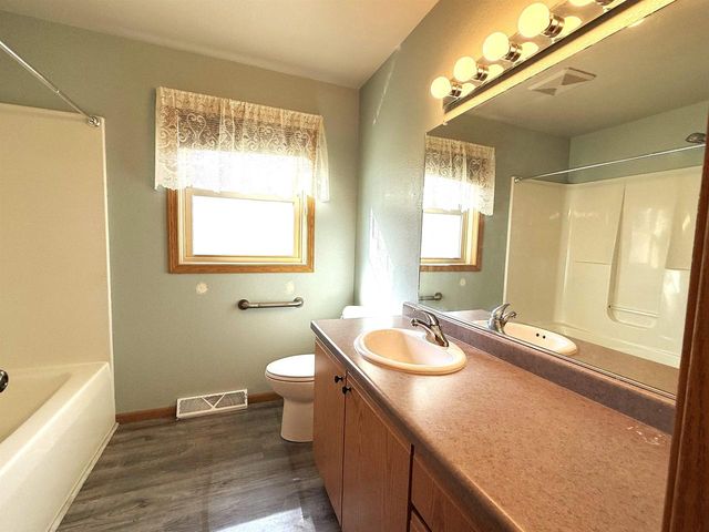 1042 PRIMROSE LANE, Fond Du Lac, WI 54935