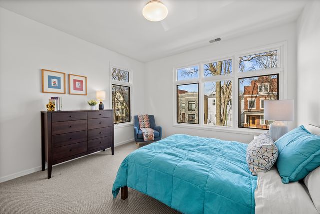 1915 W Henderson Street, Chicago, IL 60657