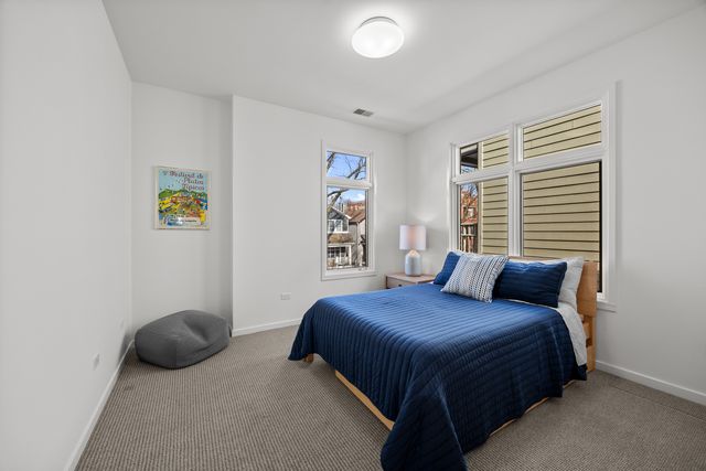 1915 W Henderson Street, Chicago, IL 60657