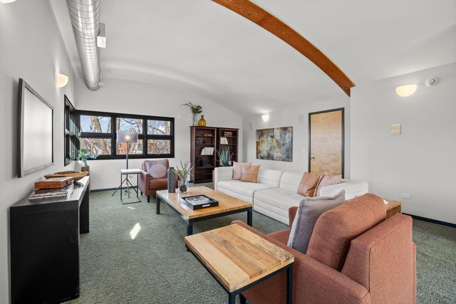 1915 W Henderson Street, Chicago, IL 60657