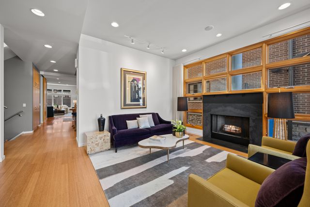 1915 W Henderson Street, Chicago, IL 60657