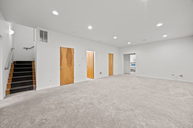 1915 W Henderson Street, Chicago, IL 60657