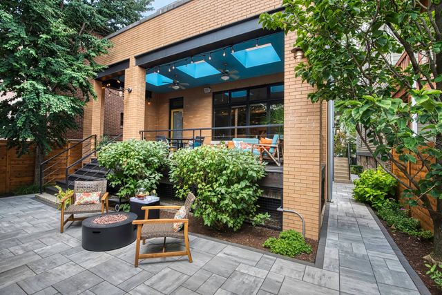 1915 W Henderson Street, Chicago, IL 60657