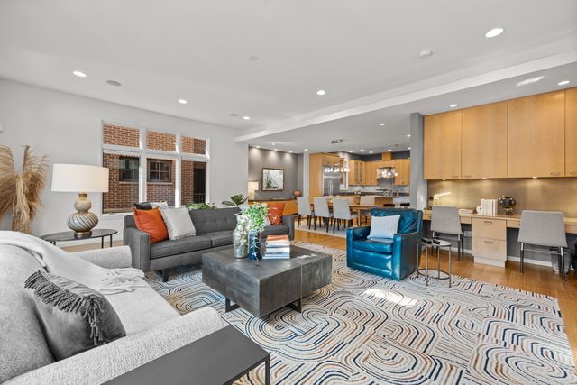 1915 W Henderson Street, Chicago, IL 60657