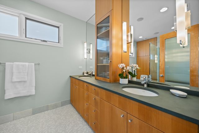 1915 W Henderson Street, Chicago, IL 60657