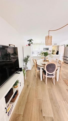 223 Lakeview Dr 204, Weston, FL 33326