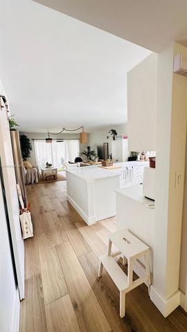 223 Lakeview Dr 204, Weston, FL 33326