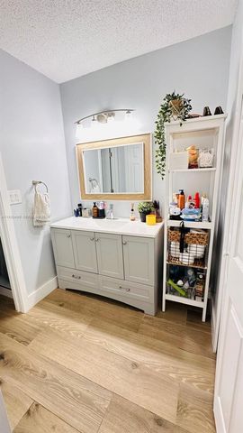 223 Lakeview Dr 204, Weston, FL 33326