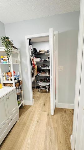 223 Lakeview Dr 204, Weston, FL 33326