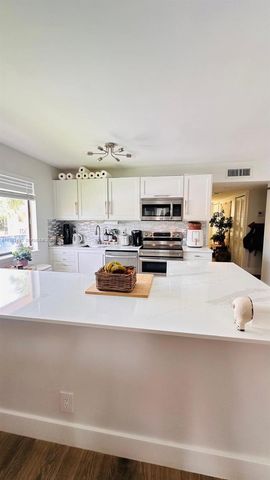 223 Lakeview Dr 204, Weston, FL 33326